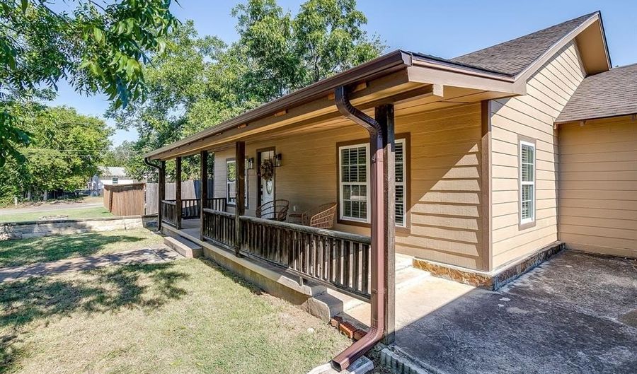 203 E 7th St, Weatherford, TX 76086 - 3 Beds, 4 Bath