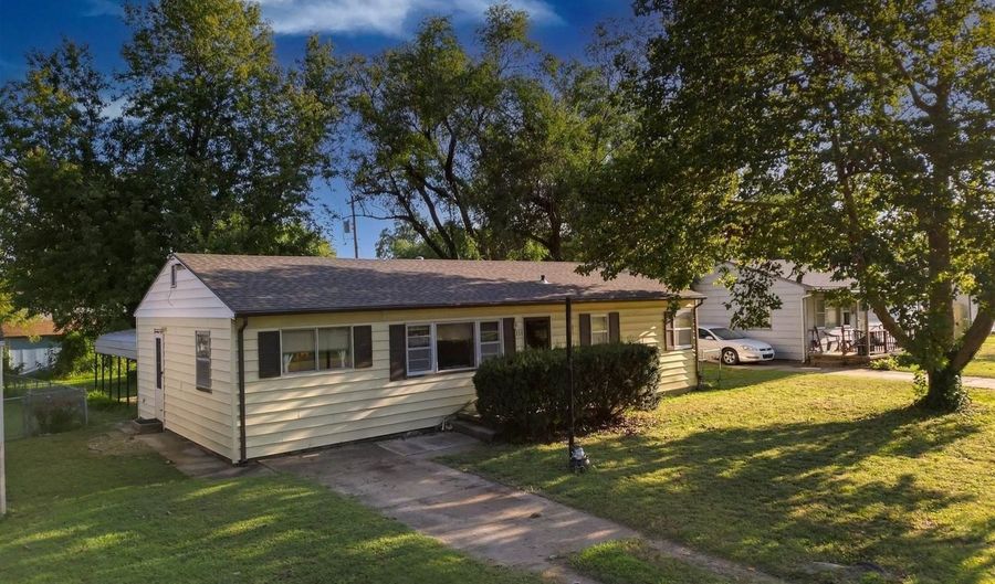 233 E Radio Ln, Arkansas City, KS 67005 - 3 Beds, 1 Bath