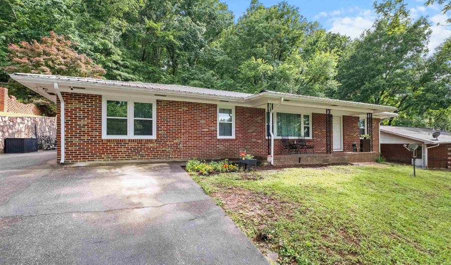 2012 LYNN Rd, Anniston, AL 36207 - 3 Beds, 2 Bath