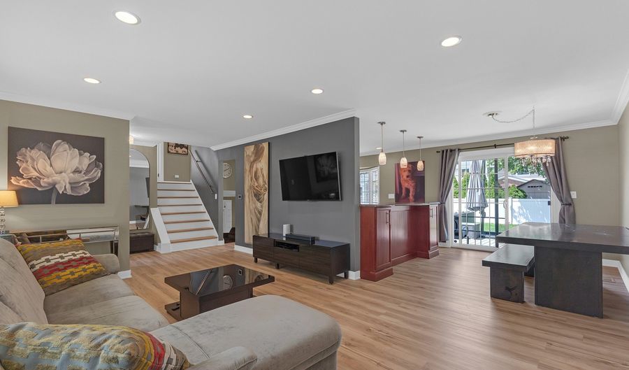 210 W Pickwick Rd, Arlington Heights, IL 60005 - 4 Beds, 2 Bath