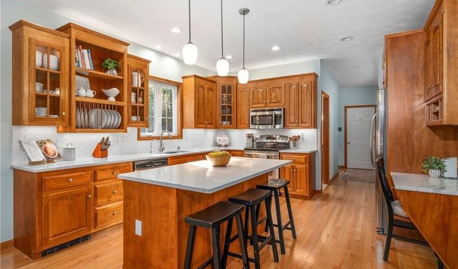 15 Leonard Dr, North Smithfield, RI 02896 - 4 Beds, 4 Bath