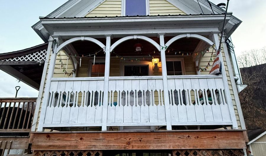 213 Railroad Ave, Alderson, WV 24910 - 2 Beds, 1 Bath