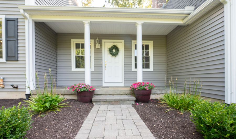 9 Arapaho Rd, Brookfield, CT 06804 - 4 Beds, 4 Bath