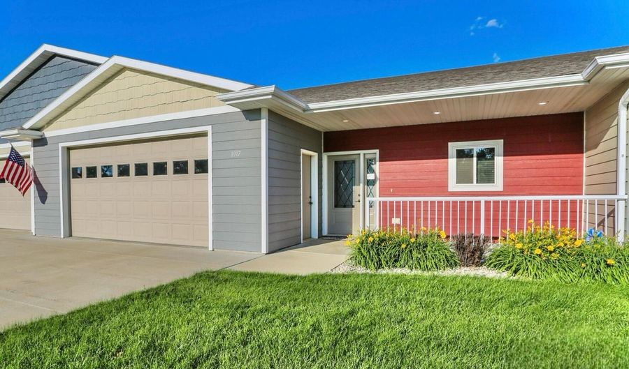 1917 S Lawson St, Aberdeen, SD 57401 - 2 Beds, 2 Bath