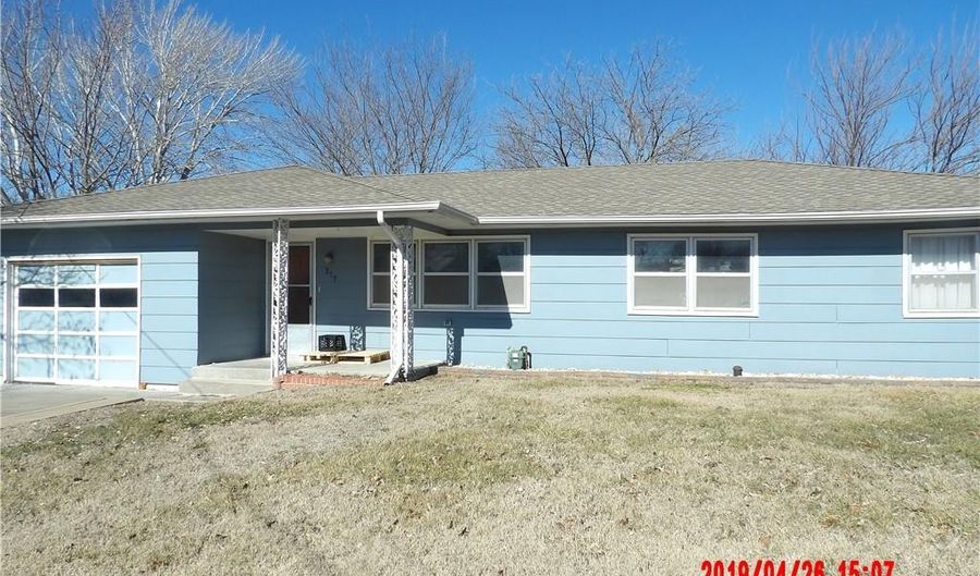 217 W Warren Ave, Garnett, KS 66032 - 3 Beds, 2 Bath