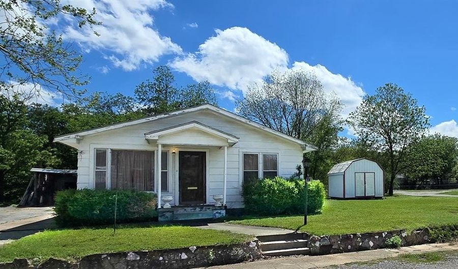 204 NE 10th Ave, Ardmore, OK 73401 - 2 Beds, 2 Bath