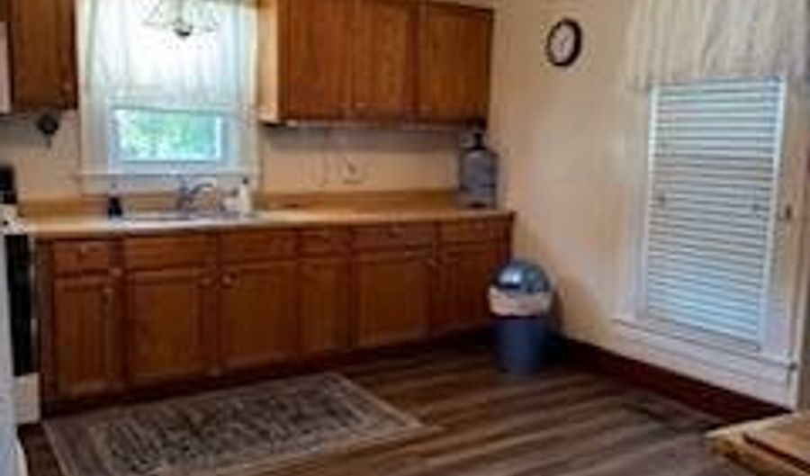 385 N 5th St, Albion, IL 62806 - 1 Beds, 2 Bath