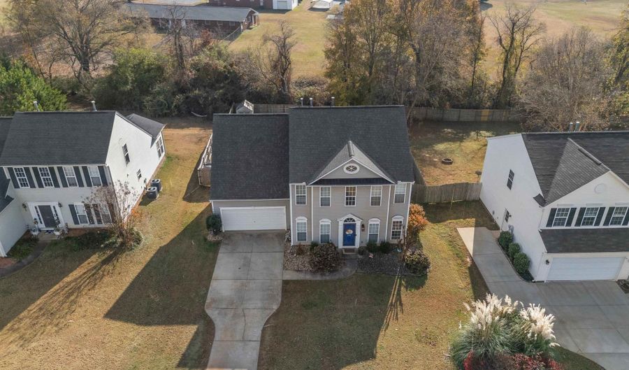 135 Castleton Cir, Boiling Springs, SC 29316 - 4 Beds, 3 Bath