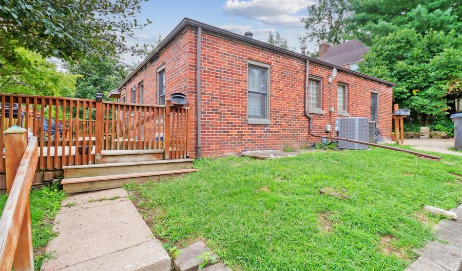 2116-2118 Chautauqua Pkwy, Des Moines, IA 50314 - 3 Beds, 3 Bath