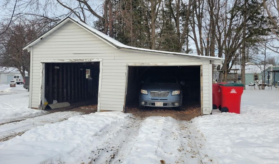 206 10TH Ave, Antigo, WI 54409 - 2 Beds, 2 Bath