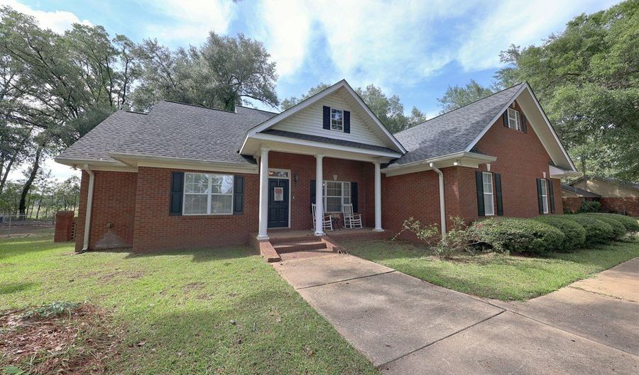 330 River Oaks Dr, Bainbridge, GA 39817 - 4 Beds, 3 Bath