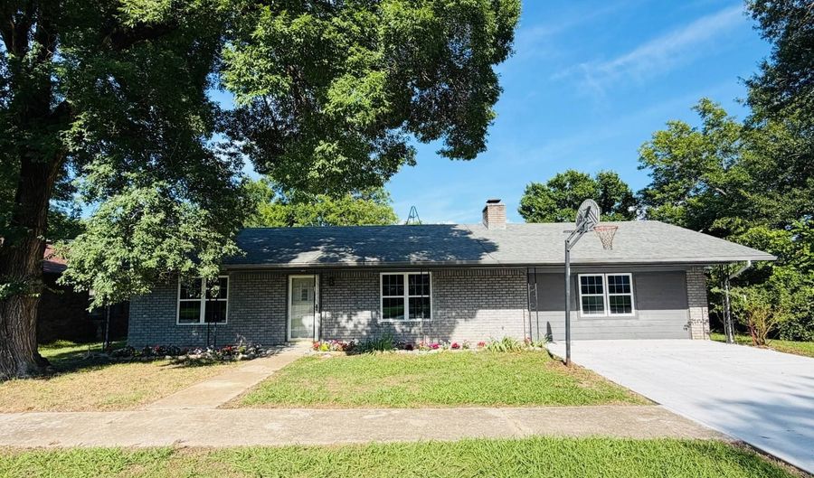 406 N Broadway, Beggs, OK 74421 - 3 Beds, 3 Bath