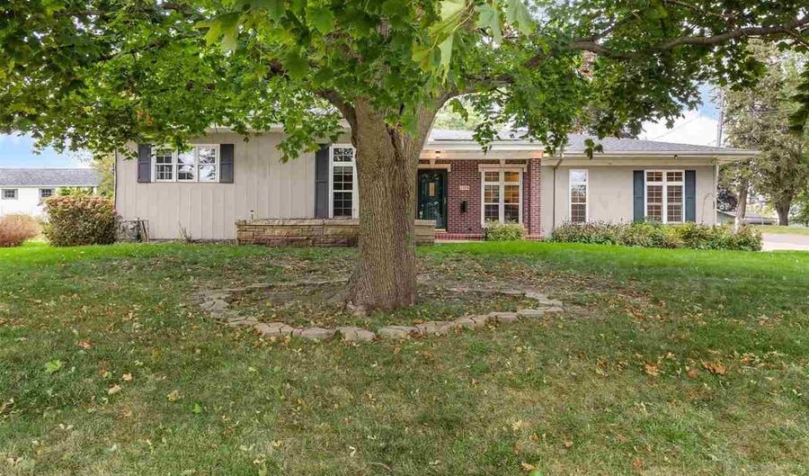 1108 E 3rd St, Anamosa, IA 52205 - 2 Beds, 2 Bath
