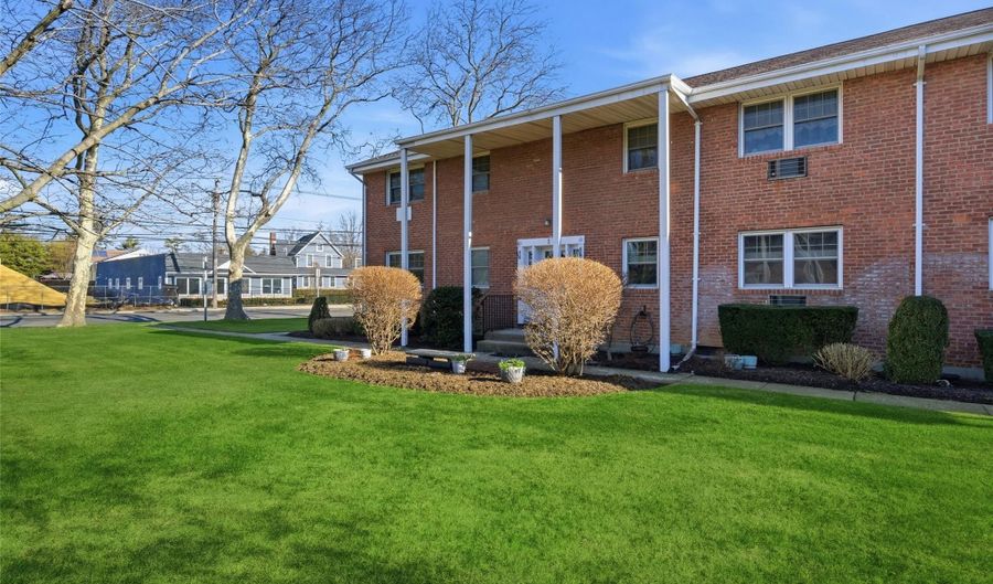 297 Merrick Rd D 1, Amityville, NY 11701 - 1 Beds, 1 Bath