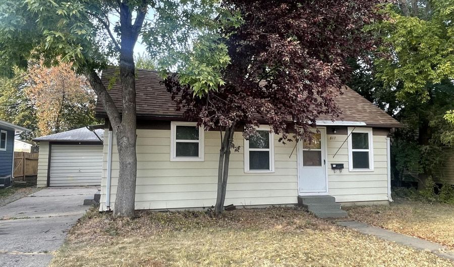 817 NE 7th Ave, Aberdeen, SD 57401 - 2 Beds, 1 Bath