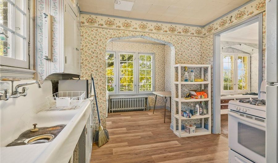 390 E College St, Alliance, OH 44601 - 3 Beds, 1 Bath