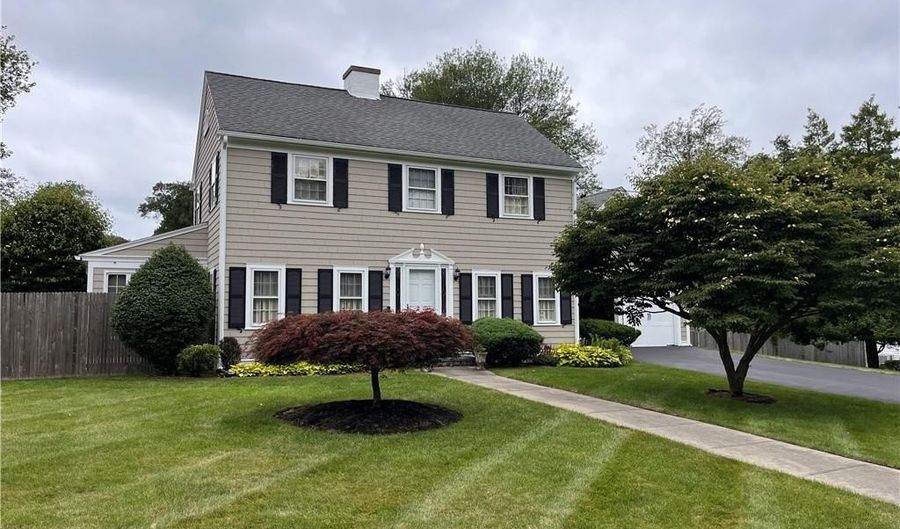 50 Grandview Ave, Lincoln, RI 02865 - 2 Beds, 2 Bath