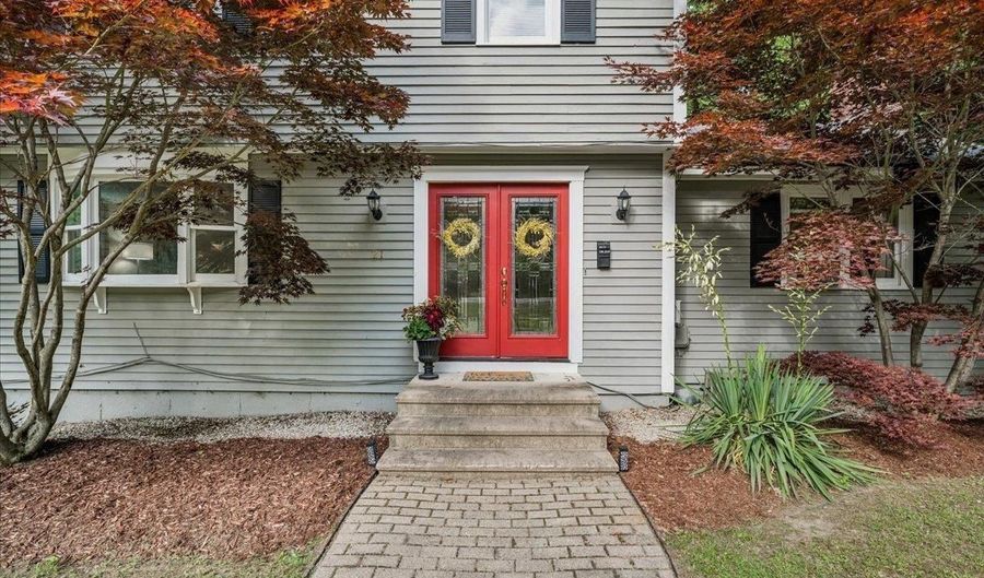 21 Nathaniel Dr, Amherst, NH 03031 - 3 Beds, 3 Bath