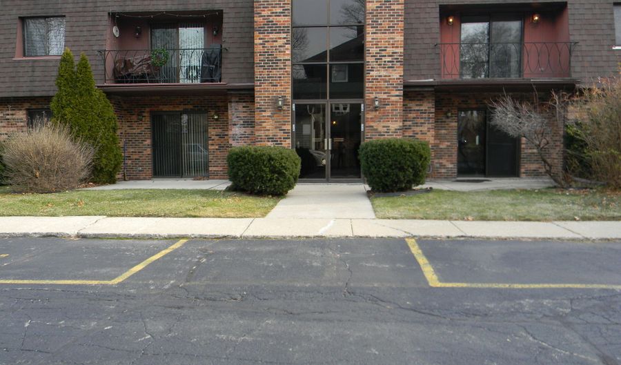 38 W MAPLE Ave 38, Mundelein, IL 60060 - 2 Beds, 2 Bath