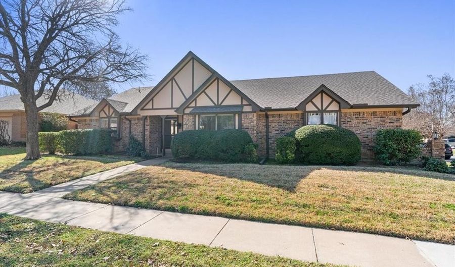 1400 Country Meadows Dr, Bedford, TX 76021 - 3 Beds, 2 Bath
