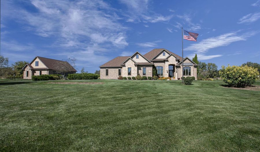 W3552 EQUESTRIAN Trail, Appleton, WI 54913 - 4 Beds, 3 Bath