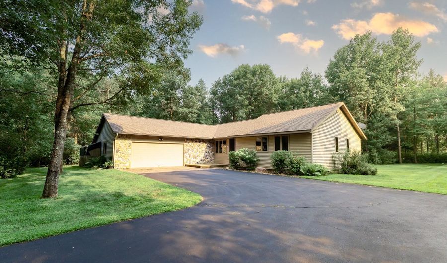 4930 Wilderness Ln, Wisconsin Rapids, WI 54494 - 3 Beds, 3 Bath