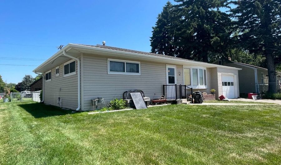 632 N Oak St, Ainsworth, NE 69210 - 3 Beds, 2 Bath