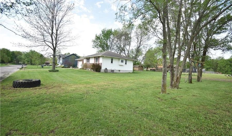 406 N Missouri St, Archie, MO 64725 - 2 Beds, 2 Bath