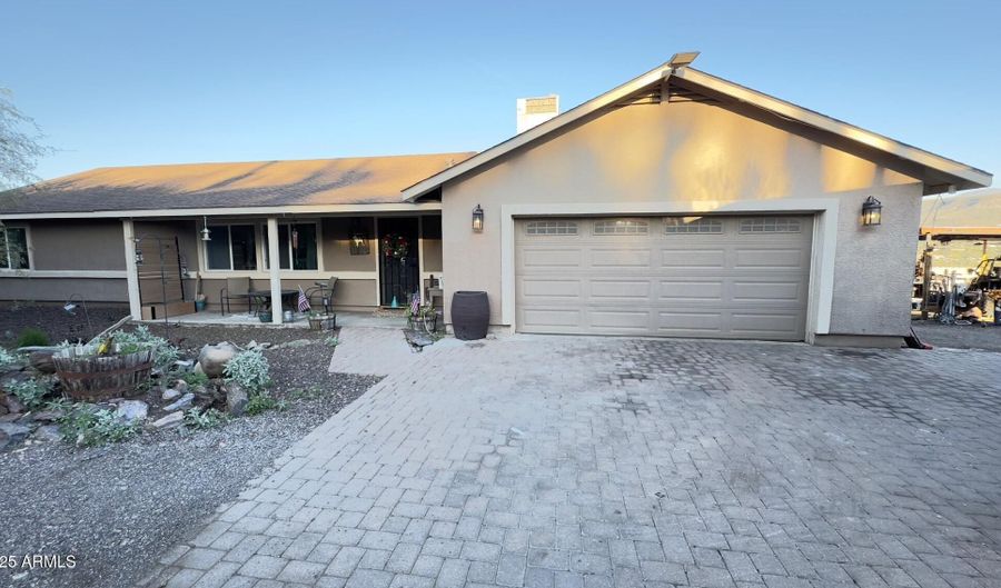 19549 E SCENIC LOOP Rd E, Black Canyon City, AZ 85324 - 3 Beds, 2 Bath