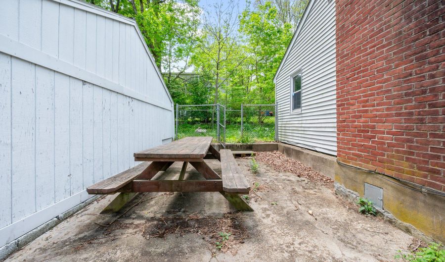 2517 Main St, Coventry, CT 06238 - 2 Beds, 1 Bath