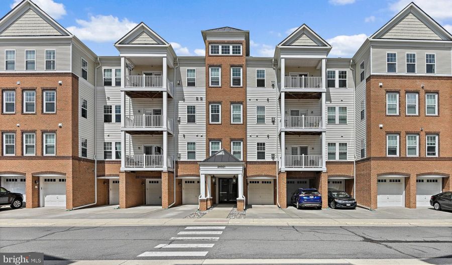 24661 WOOLLY MAMMOTH Ter 303, Aldie, VA 20105 - 3 Beds, 2 Bath