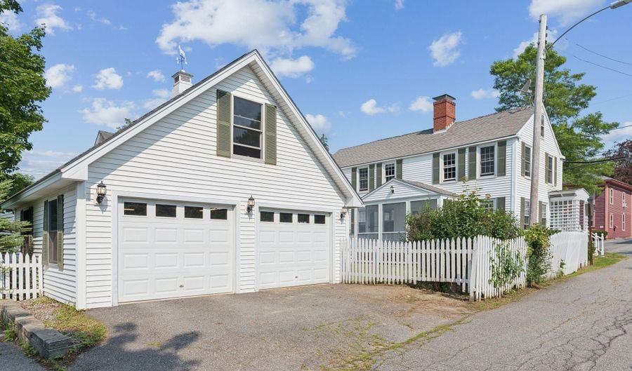 26 Grove St, Bath, ME 04530 - 3 Beds, 2 Bath