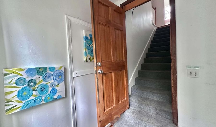 1208 S CLEVELAND St Top Floor, Arlington, VA 22204 - 2 Beds, 2 Bath