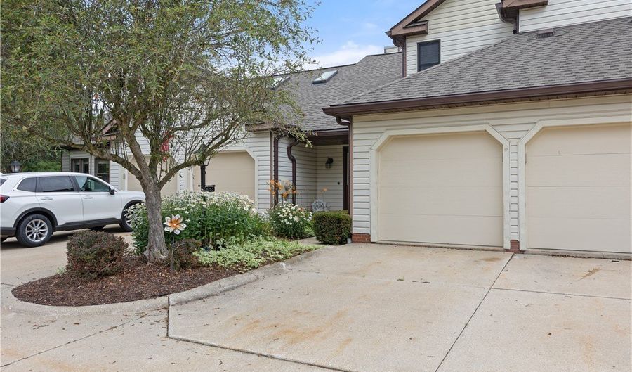 875 Hampton Cir 3, Aurora, OH 44202 - 2 Beds, 3 Bath