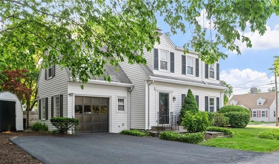 20 Bowen St, East Providence, RI 02916 - 4 Beds, 2 Bath