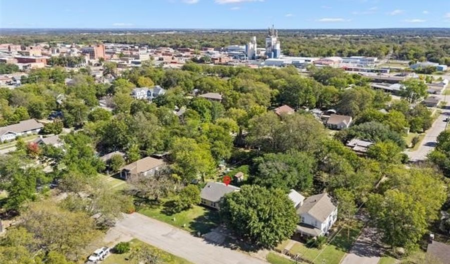 324 D St SW, Ardmore, OK 73401 - 3 Beds, 2 Bath