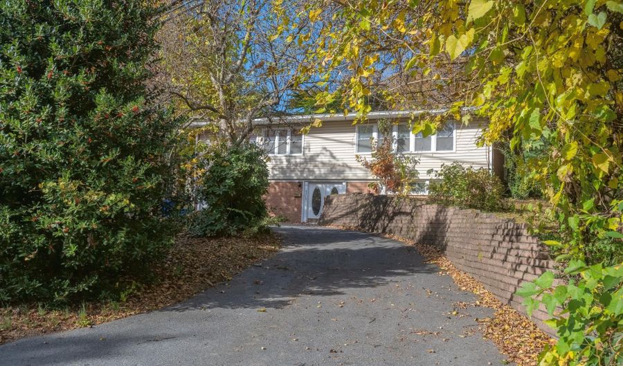 5715 MASSACHUSETTS, Bethesda, MD 20816 - 4 Beds, 5 Bath