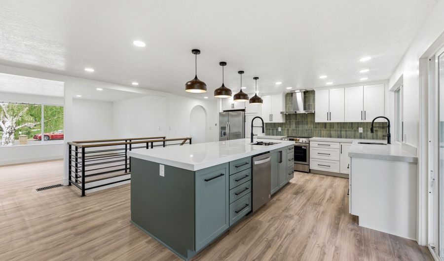871 N BONITA Way E, Centerville, UT 84014 - 5 Beds, 3 Bath