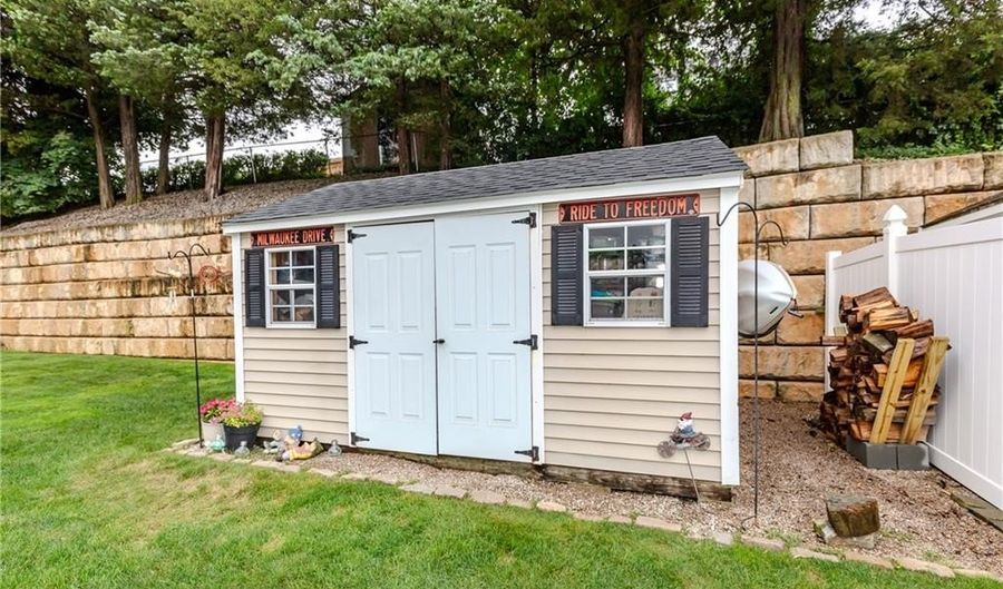 10 Pembroke Dr, Johnston, RI 02919 - 3 Beds, 2 Bath