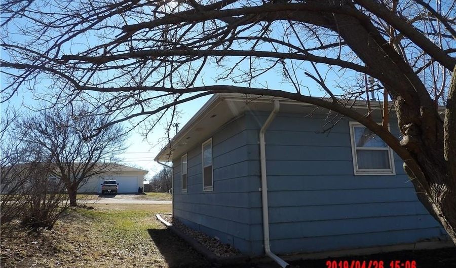 217 W Warren Ave, Garnett, KS 66032 - 3 Beds, 2 Bath