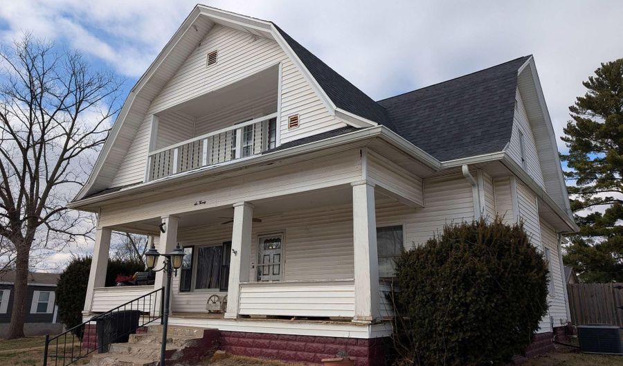 620 W 3rd St, Bicknell, IN 47512 - 4 Beds, 2 Bath