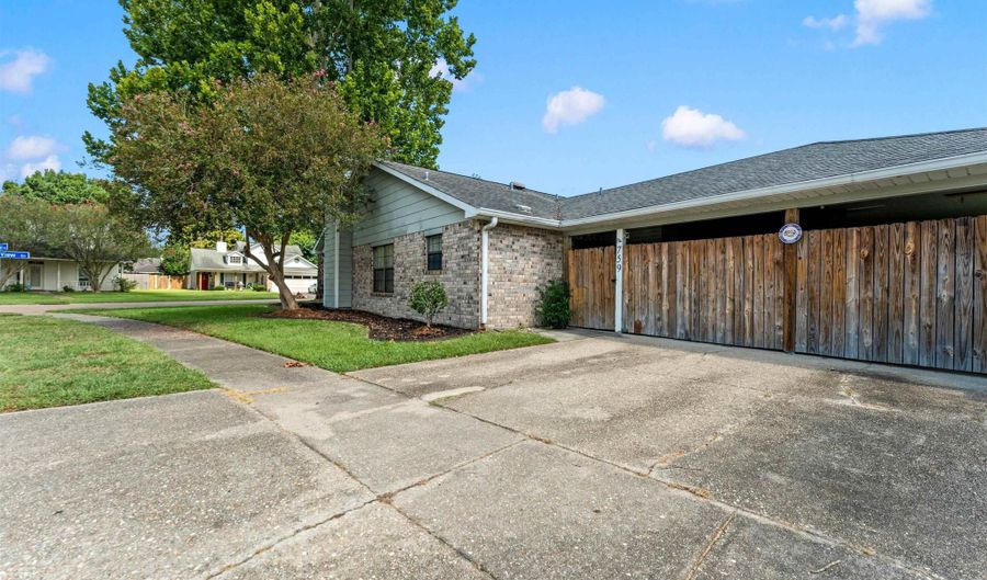 759 Fountain View Dr, Baton Rouge, LA 70820 - 3 Beds, 2 Bath