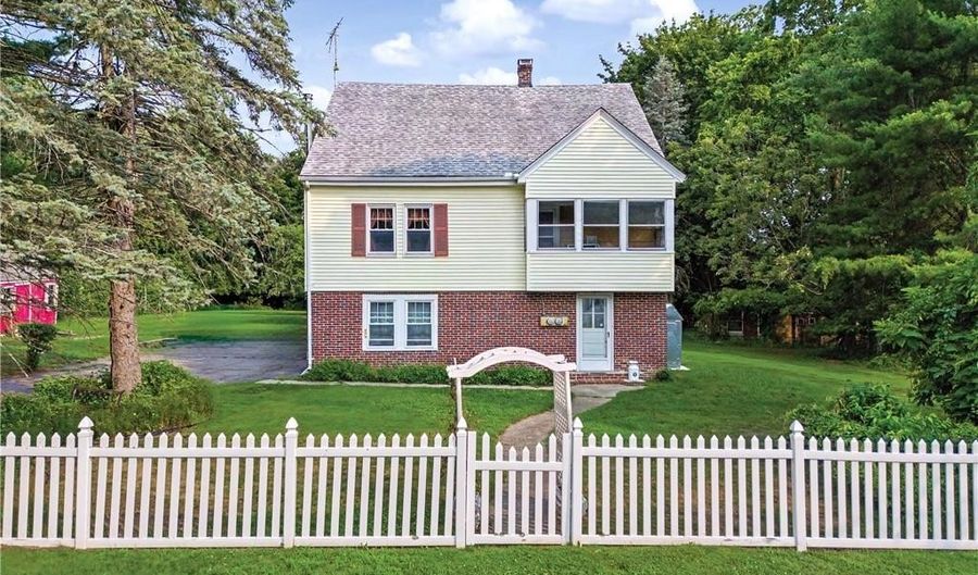 42 Sulyma St, Cumberland, RI 02864 - 7 Beds, 2 Bath