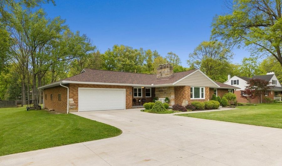 1319 Glamorgan St, Alliance, OH 44601 - 4 Beds, 4 Bath