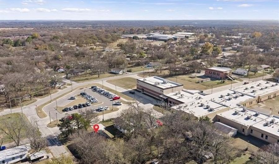 301 Carter St, Ardmore, OK 73401 - 3 Beds, 2 Bath