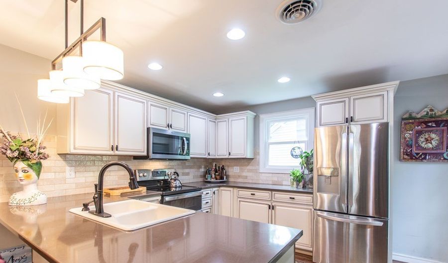 344 Gibson St, Abingdon, VA 24210 - 3 Beds, 2 Bath