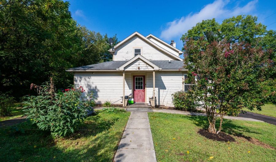 700 FABERS Rd, Reading, PA 19606 - 3 Beds, 2 Bath
