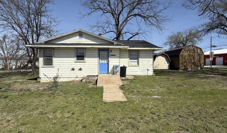 102 W Main Ave, Ava, MO 65608 - 2 Beds, 1 Bath