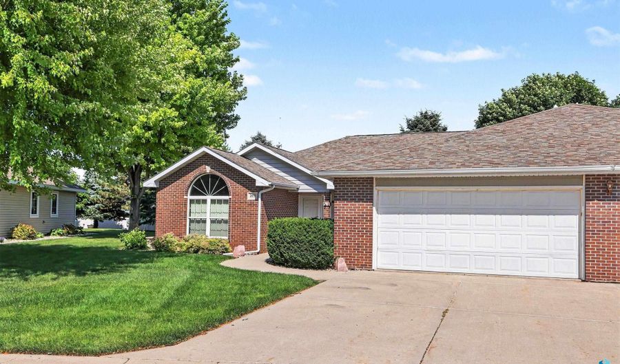 2051 Arbor Rdg, Brookings, SD 57006 - 3 Beds, 2 Bath