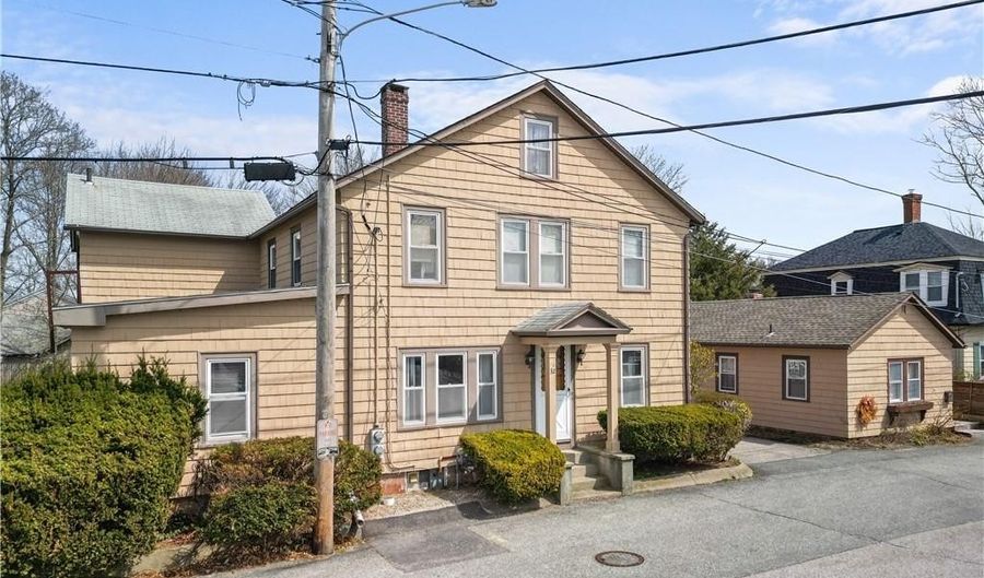 32 Union St, East Greenwich, RI 02818 - 6 Beds, 3 Bath